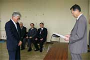 辞令交付式で辞令を受ける吉田事務局長