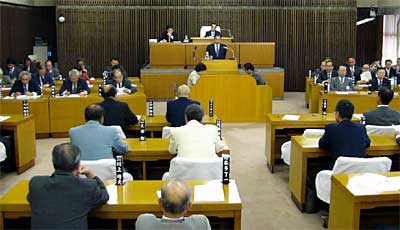 住民投票条例案を可決した8日の燕市議会臨時会