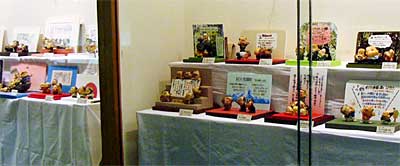 14日まで三条市立図書館で開かれている杉山繁行・人形たち展