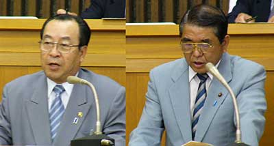 合併住民投票の結果の責任を問う大岩市議（右）とそれに答えて責任をとる考えを述べる高橋市長（左）