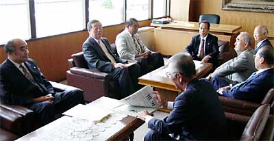 3日開かれた燕市議会の各派代表者会議