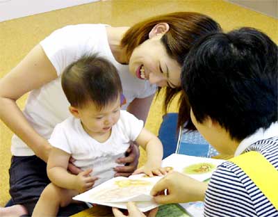 三条市でも始まったブックスタート、16日の10カ月児童健康相談会で図書館職員が説明してブックスタートパックをプレゼント