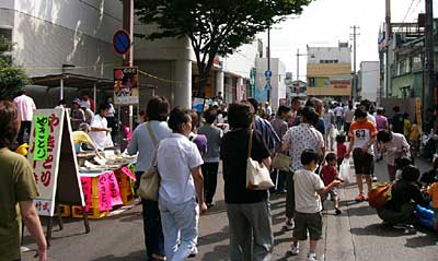 15日、三条市・パルム1付近で開かれた第9回よってけ祭り