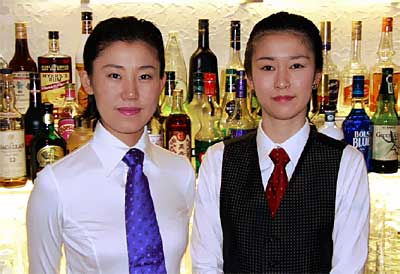第8回ジュニアカクテルコンペティションに出場するRustys Secondのバーテンダー福田里美さん(右)と(社)日本バーテンダー協会新潟地区本部広報部長の梨木美裕樹さん(左)