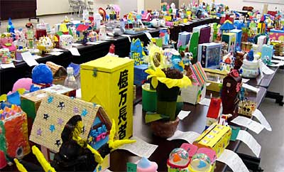 ずらりと並んだ色とりどりの第29回「私のアイデア貯金箱」コンクールの応募作品