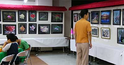 27、28日と燕市文化センターで開かれている第8回しゃこてん・花のテーマ展