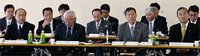 左から小林栄町長、佐藤下田村長、高橋三条市長、佐藤田上町長