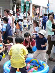子どもたちに人気だったヨーヨー釣り