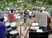 バンドの生演奏も