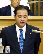 住民投票条例案の提案理由を説明する酒井基市議
