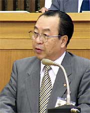 合併の必要性を積極的に住民に示す考えを話す高橋甚一市長