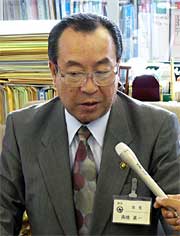 臨時会後に会見する高橋市長
