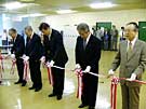 テープカット（左から名古屋会長、熊倉教育委員長、高橋市長、田中市議会議長、中村理事長）