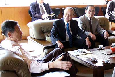 左から高橋三条市長、嵐南交友会の高森会長、堀副会長