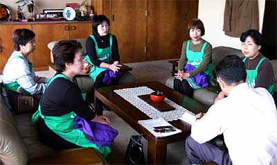 市長室を訪れてタオル約600枚などを寄付した三条たばこ販売協同組合婦人部部員