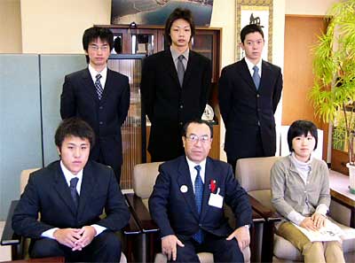 市長を囲む第41回技能五輪全国大会に燕市から出場する選手。前列左から長谷川祐介さん、高橋市長、高山友紀子さん、後列左から高山智弘さん、保倉大輔さん、桜井亮輔さん