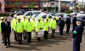三条署駐車場で防犯パトロールの出発式