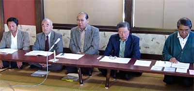 「三条との合併」反対に○をつけに行こう会の会見、左から大関市議、本多市議、星野市議、会長の川上市議、大岩市議
