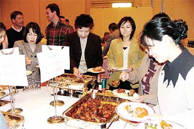 18日開かれた燕市国際交流協会1周年記念事業「世界の料理パーティー」