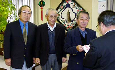 左からゴルフクラブイーグル会の川上幹事、山後副会長、宇佐美会長、そして高橋市長