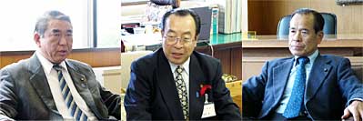 左から大岩副議長、高橋市長、赤塚議長