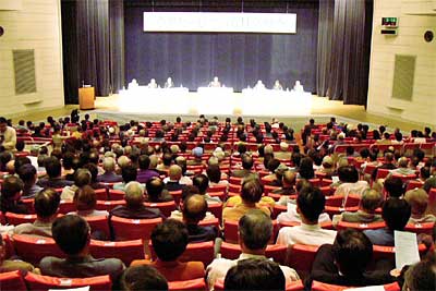 立ち見も出る大入りとなった燕市議会主催の合併に関する意見交換会