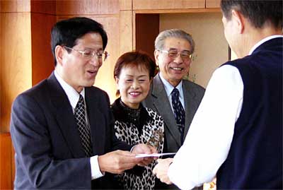 左からエンジョイダンスの会の佐野会長、佐野会計、石黒会員