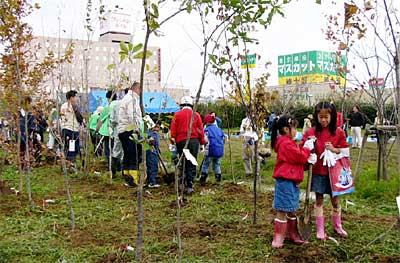 須頃郷第2公園で行われた市民団体「ネットワークみどり緑」の第1回記念植樹祭