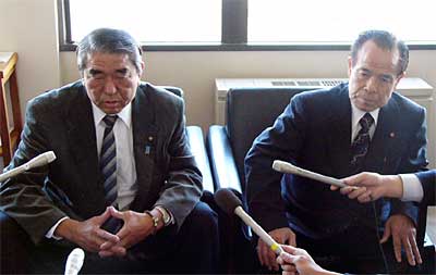 記者会見する大岩副議長（左）と赤塚議長（右）