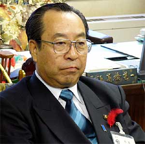 記者会見で淡々と質問に応じる高橋燕市長