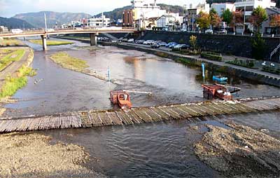 第16回鮭祭り会場のウライを組んだ加茂市・下川原橋下流側