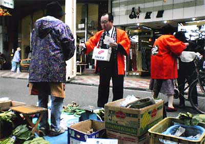 3日、燕市で行われた赤い羽根共同募金の街頭募金