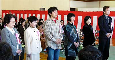 第25回三条市美術展表彰式で市展賞受賞者、左から鈴木きのさん(日本画)、遠藤ミチさん(洋画)、目黒洋平さん(彫刻)、泉二三子さん(工芸)、石井渓月さん(書道)、早川泰宏さん(写真)