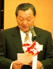 あいさつする山崎燕市国際交流協会会長