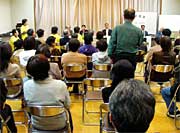 次々と質問に立つ市民