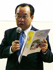 県央東部合併研究会の新市将来都市構想の概要版を手に話す高橋燕市長
