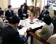 高橋市長の激励を受ける選手