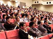 熱気にあふれる会場
