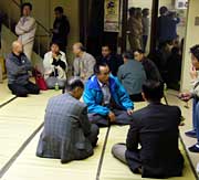 肩を落とす合併賛成派の市議