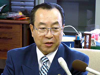 すっきりした表情で話す高橋甚一燕市長