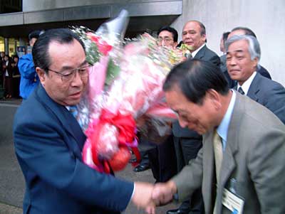 見送りの市民や市職員と握手する高橋燕市長