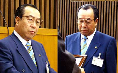 退任式であいさつ(左)し、感謝状を受けとる(右)高橋市長