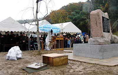 三条柔道倶楽部が創立55周年で記念碑建立