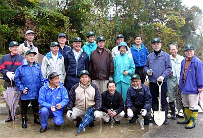 8日、三条市の槻の森運動公園で植樹のあと記念撮影する三条のロータリークラブメンバー