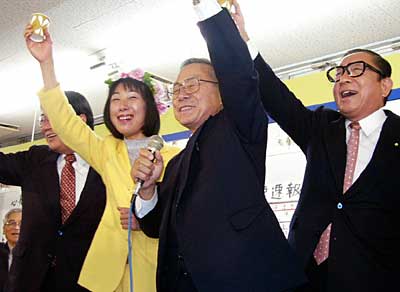 選対事務所で乾杯する菊田氏ら