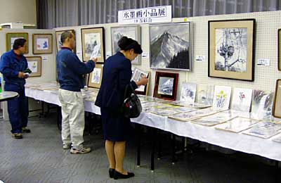 三条郵便局で開かれている水墨画サークル、五彩会の水墨画作品展と色紙のチャリティ販売