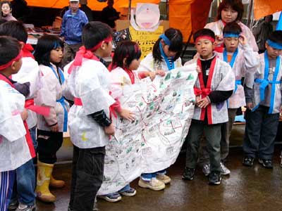 三条市の定期市でサツマイモを販売、下田村をPRする下田村立飯田小学校3年生