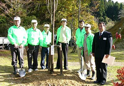 下条川ダムにウコンザクラを植樹して記念撮影の加茂ライオンズクラブメンバー