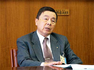 燕市長選挙の出馬要請を正式に辞退を伝えた後、会見する中野邦雄燕市助役
