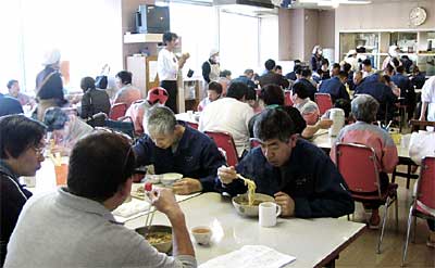 三条飲食店組合青年部のラーメン慰問でラーメンを味わう「いからしの里」園生